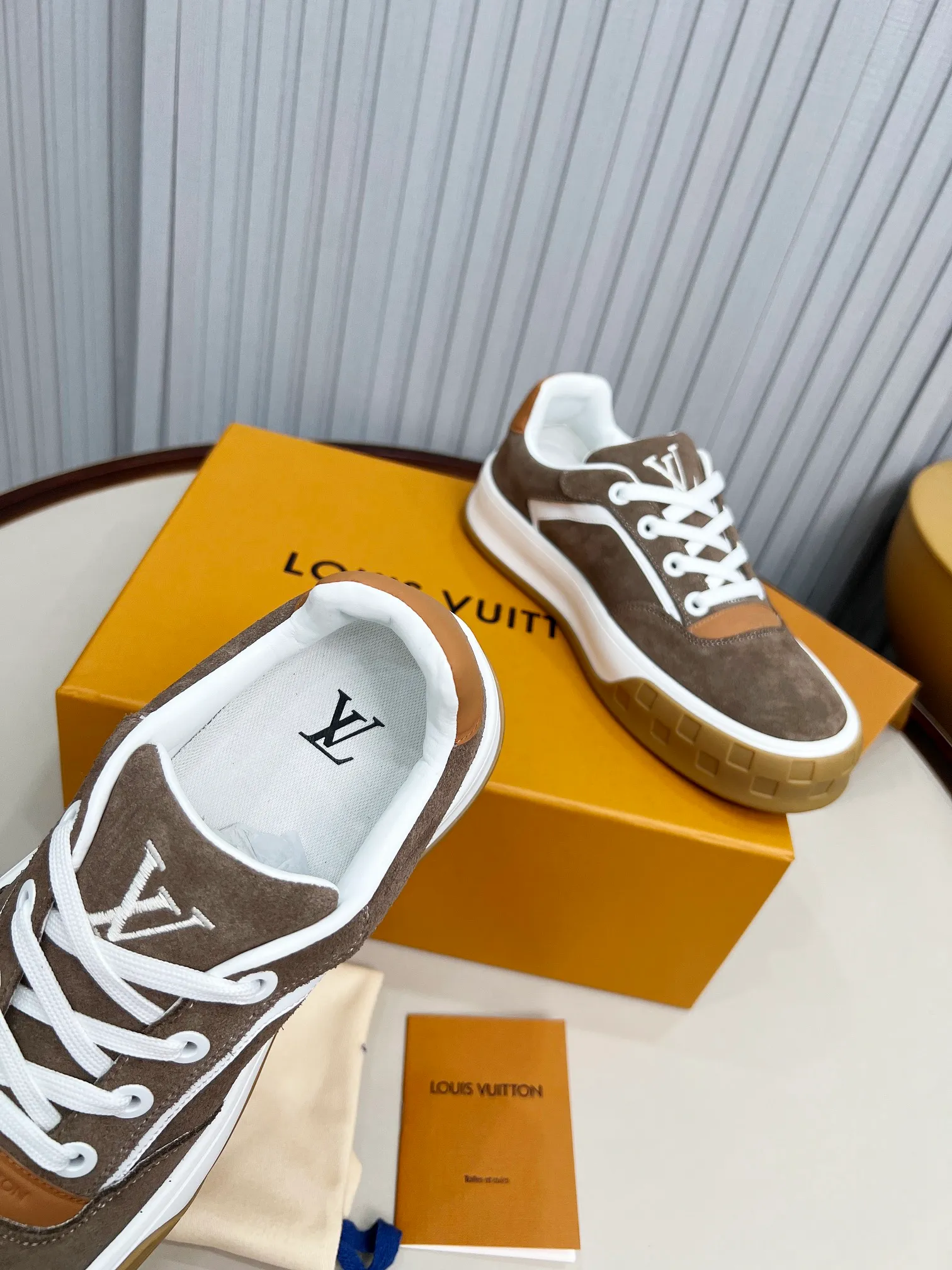 p620💰Men's shoes ❤️❤️❤️Top version LV-Louis Vuitton-Classic catwalk new style Air glue process·Original 1:1 development and reproduction! ! The upper foot is very comfortable. It is made of luxurious materials and fine workmanship. The midsole is printed with English letters "Made in Europe". The upper is made of calfskin imported from Italy. The side is decorated with the brand's LOGO and signature. The latest latex foot pads and mesh lining make the foot feel super comfortable. The original two-color TPU combination outsole is specially provided by the original factory. Bag technology Goodyear stitched edges Fabric: Exclusive custom first-layer cowhide Accessories: Exclusive private model Vuitton logo, lining: Customized silk mesh lining - first-layer silk cowhide lining Outsole: TPU combination outsole wear-resistant, non-slip and anti-yellowing Foot pads: new latex pads-mesh sweat-absorbent Counter technology: fully computerized sewing machine wire drawing Toe box back cover Hot and cold shaping Full set of pull-top last with medium and low logo pattern Code number 39-45